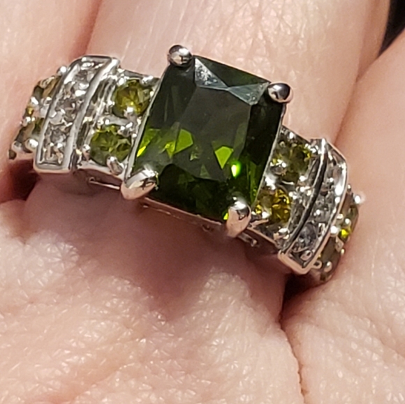 Source Unknown Jewelry - 10 Kt PERIDOT gemstone W/10kt Stamp, Large Rectangular Green Center 18 Side Gems